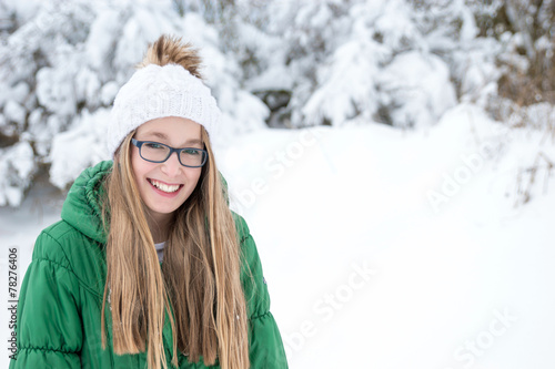 Verschmitzt lachendes Mädchen im Schnee