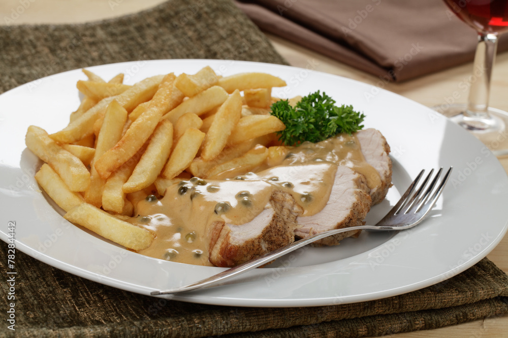 Schweinefiletbraten mit Pfeffersauce, Pommes frites Schweinefiletbraten mit Pfeffersauce, Pommes frites