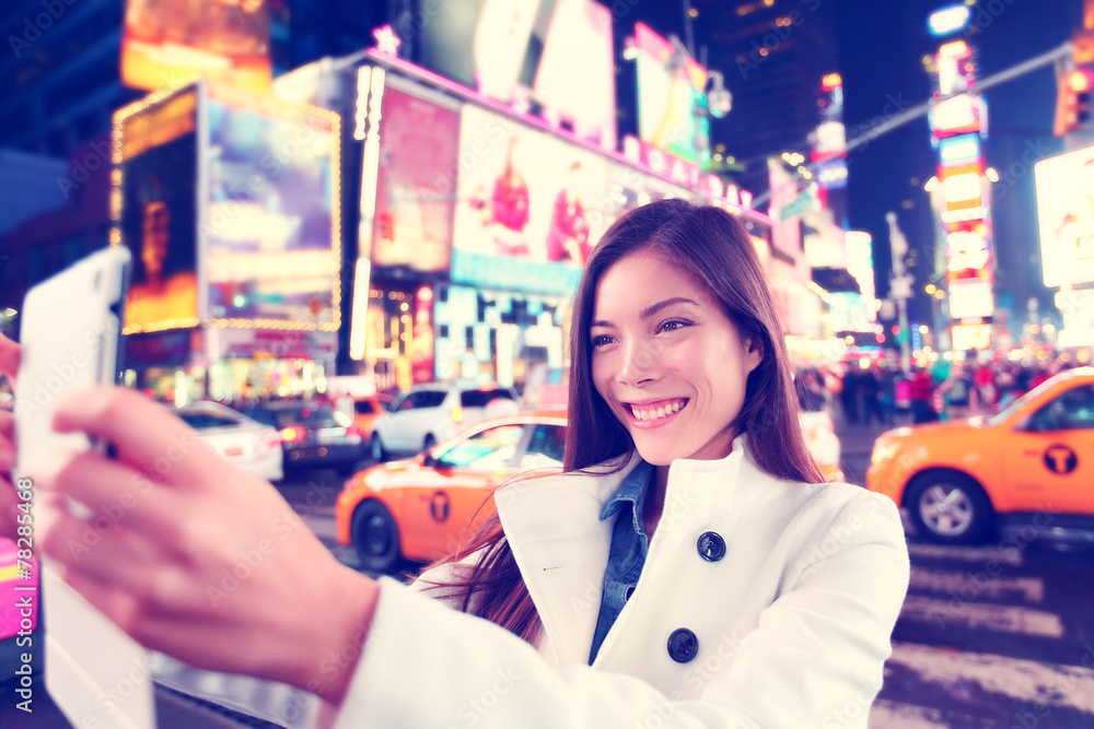 Times Square tourist taking selfie with tablet app - obrazy, fototapety, plakaty 