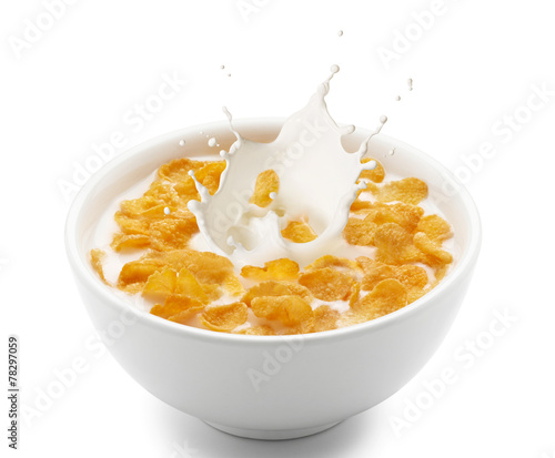 Valokuva corn flakes with milk splash