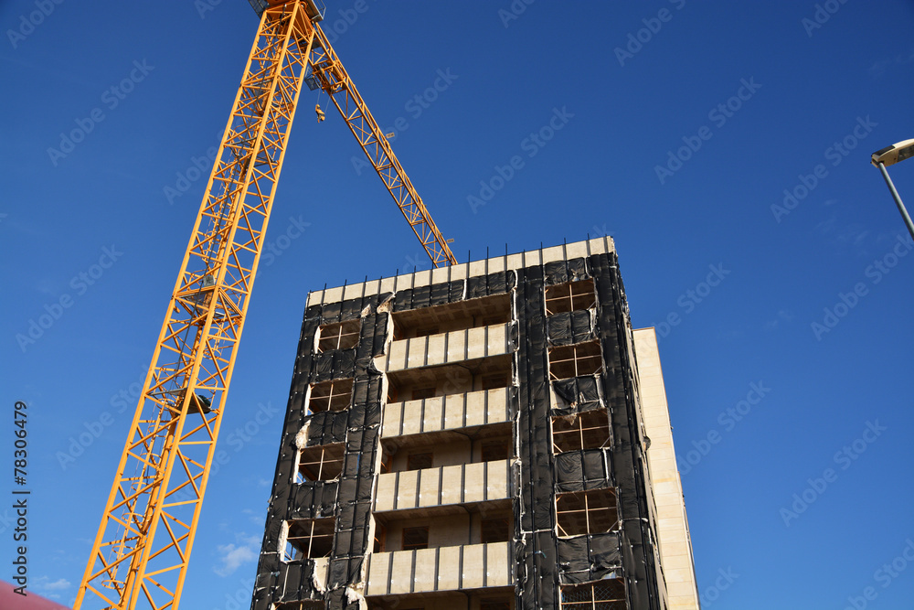 Naklejka premium fachada de un edificio en construccion