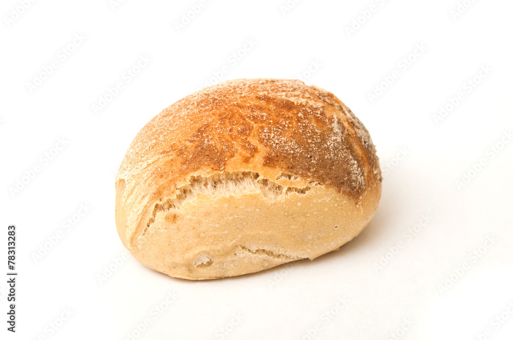 petit pain rond sur fond blanc