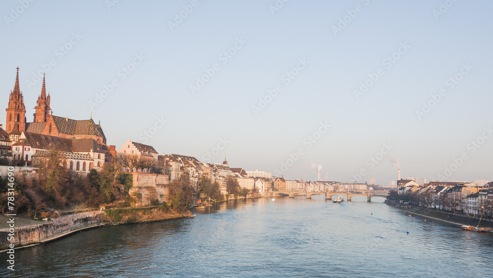 Obraz premium Basel, Altstadt, Rheinschifffahrt, Rheinbrücke, Winter, Schweiz