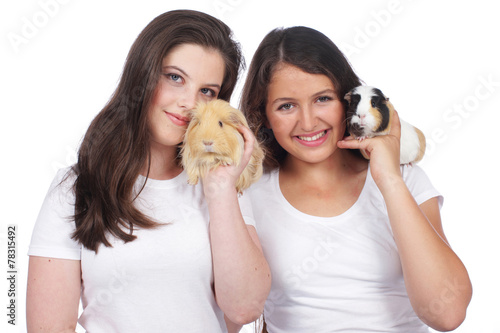 Zwei Teenager mit Meerschweinchen