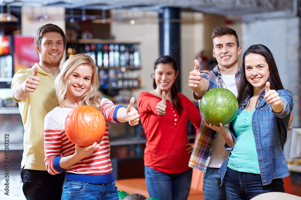 Fototapeta premium happy friends in bowling club