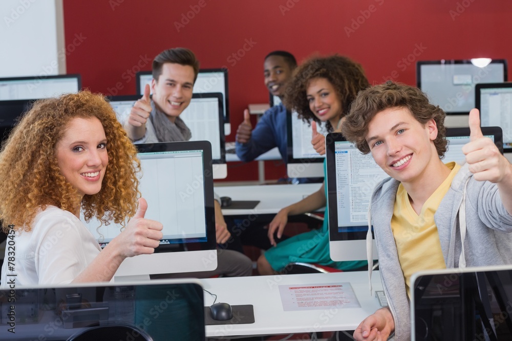 Obraz premium Students smiling at camera in computer class