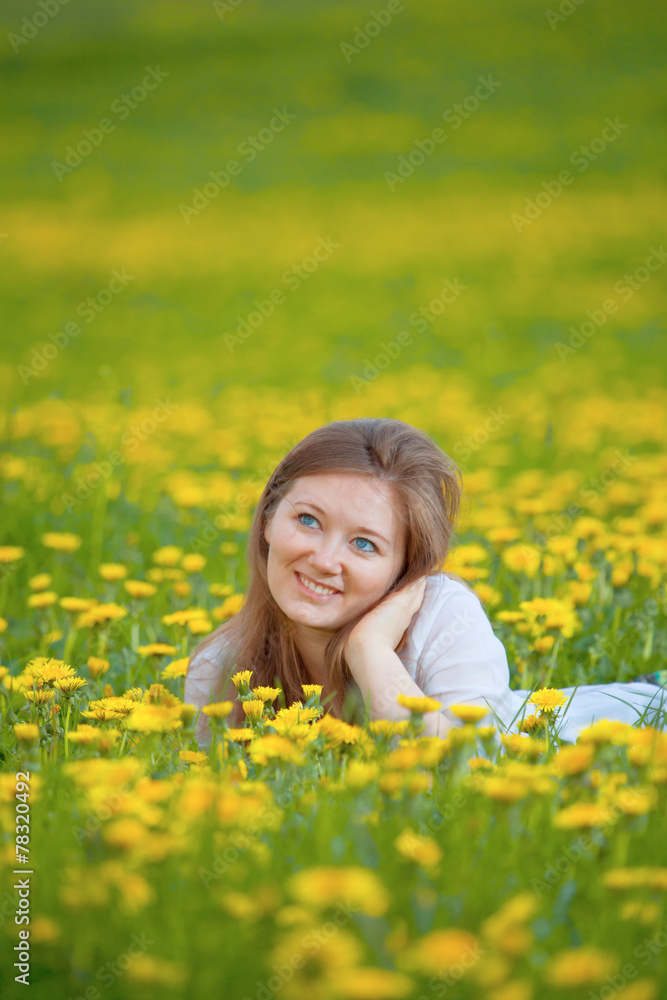 Freudige frau im blumenfeld Freudige frau im blumenfeld
