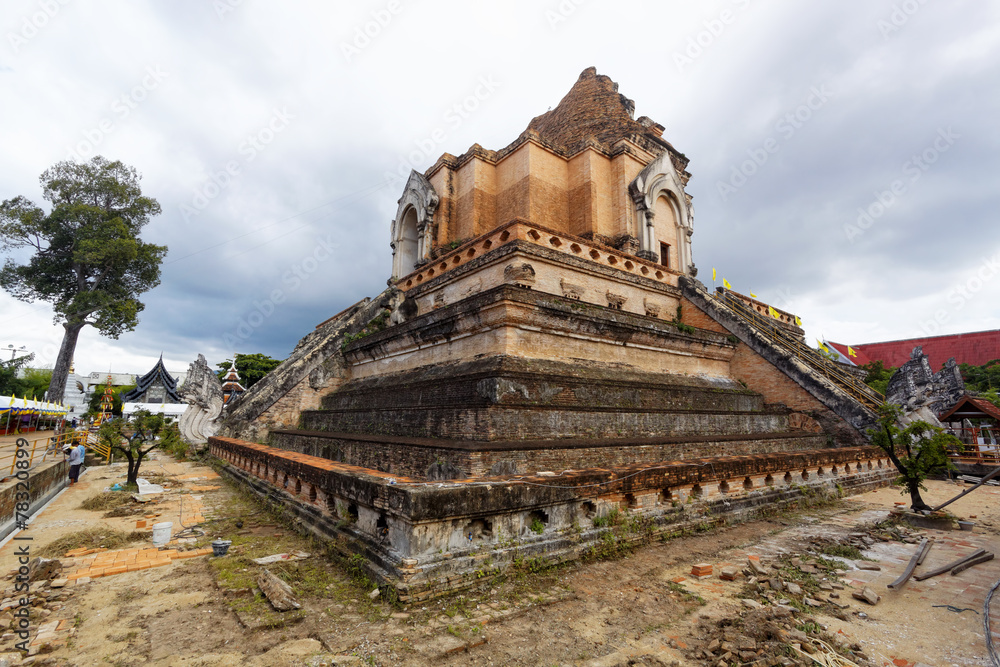 chedi luang temple chedi luang temple