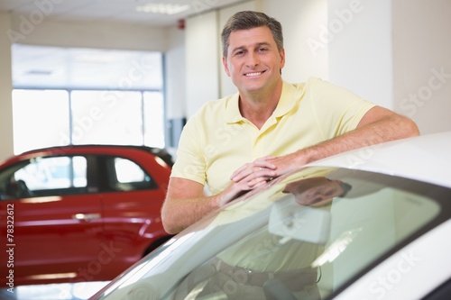 Smiling customer leaning on car © WavebreakmediaMicro