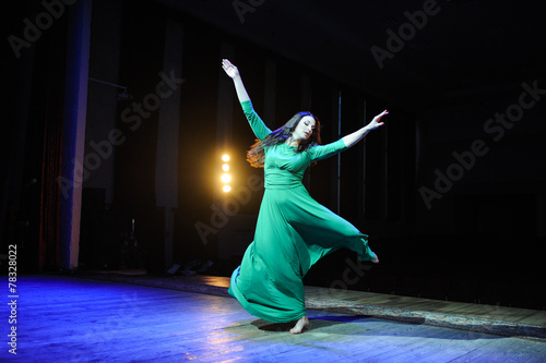 Obraz na płótnie the professional dancer works at a scene w salonie