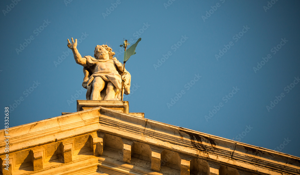 Obraz premium statue on a roof in venice