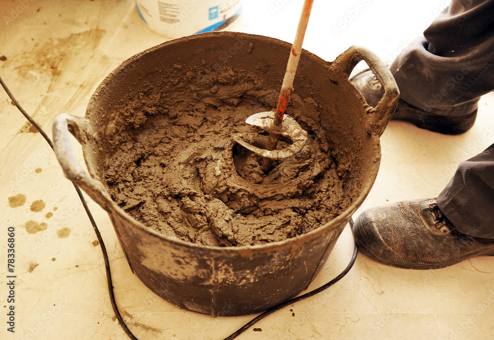 Albañil haciendo mezcla de cemento con batidora Stock Photo