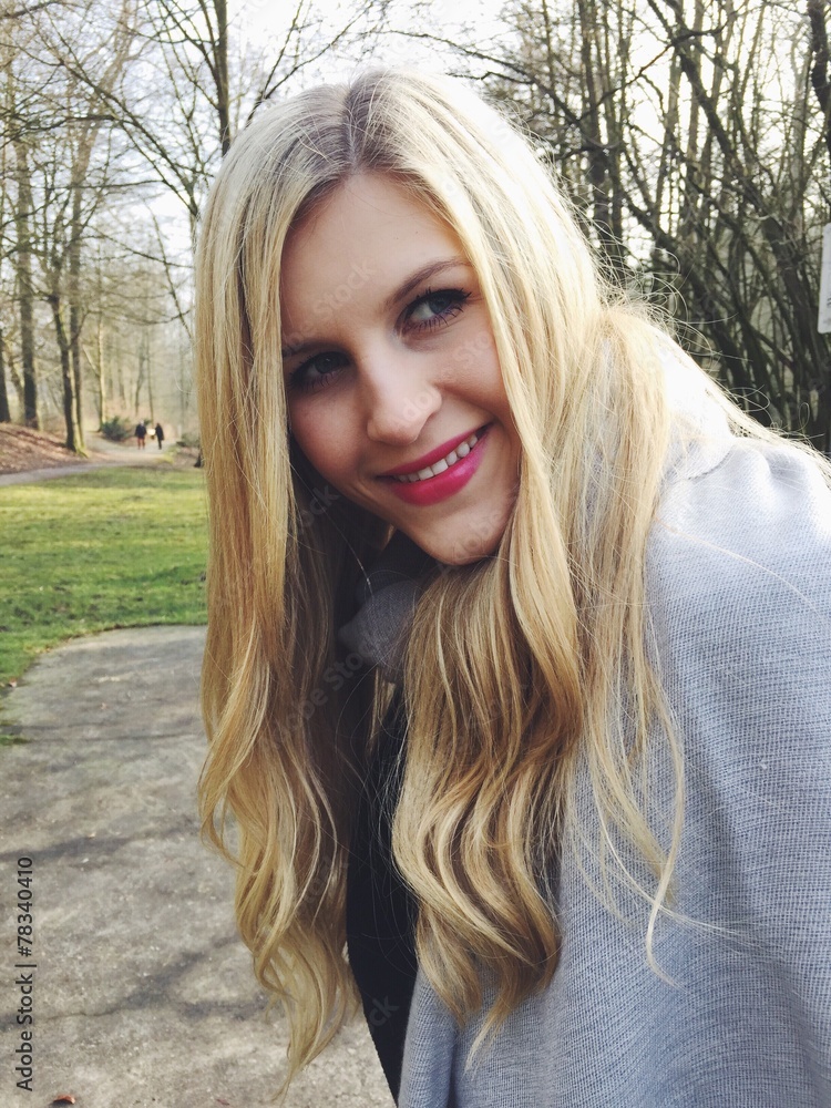 Obraz premium junge Frau mit langen Haaren