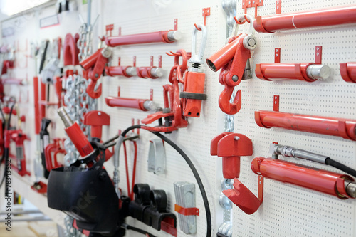 Εκτύπωση καμβά On the stand hanging tools for building berth
