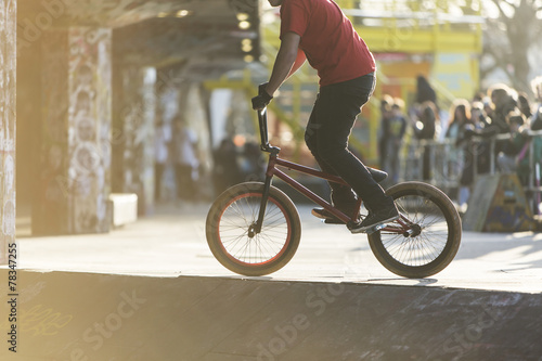 Fototapeta Unseen bmx biker in a skate park