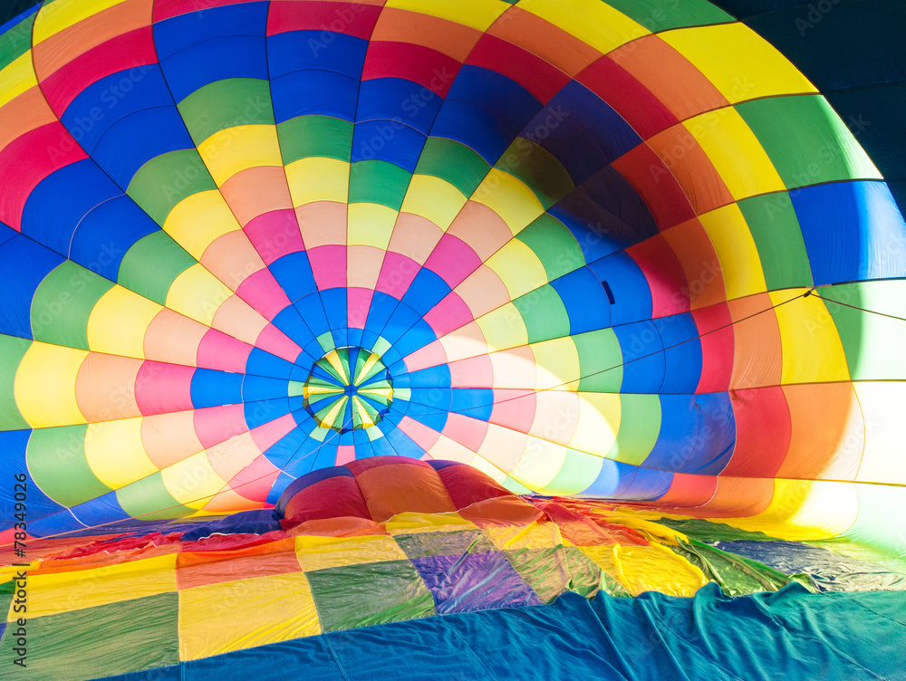 Fototapeta premium Wewnątrz balon na gorące powietrze z dużą ilością kolorów