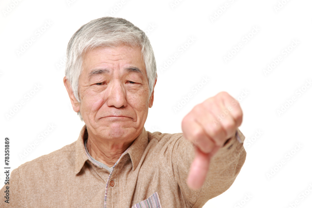 不満をあらわにする高齢者 不満をあらわにする高齢者