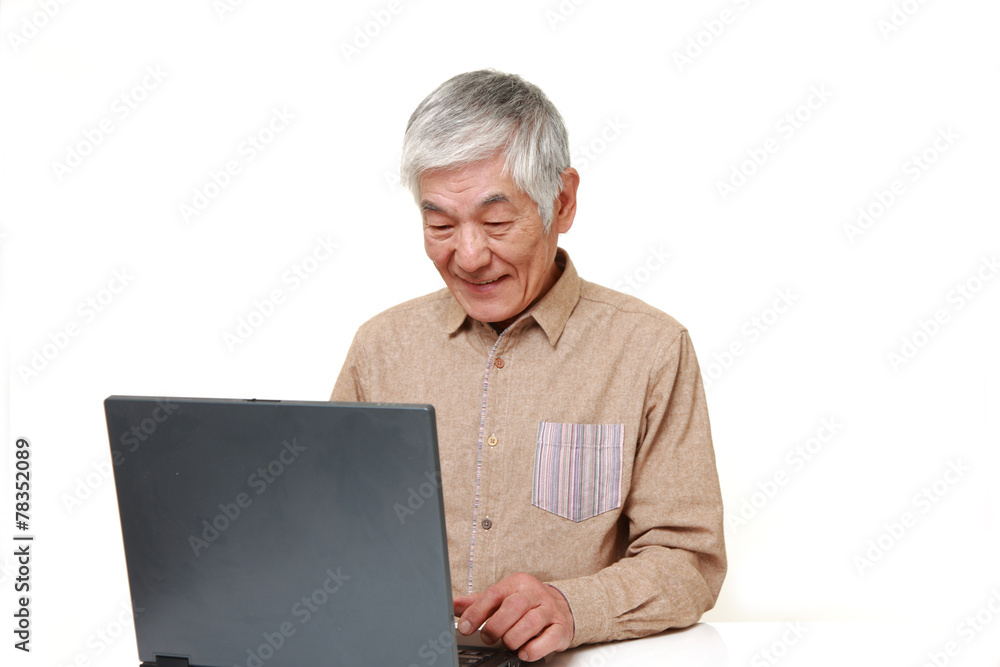 パソコンを使う高齢者