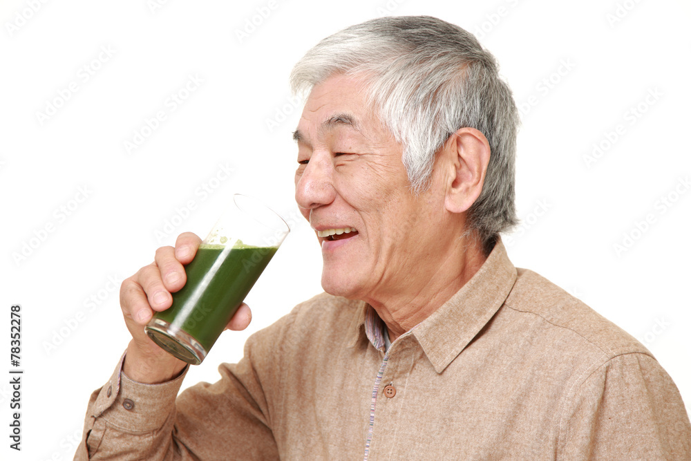 青汁を飲む高齢者 青汁を飲む高齢者