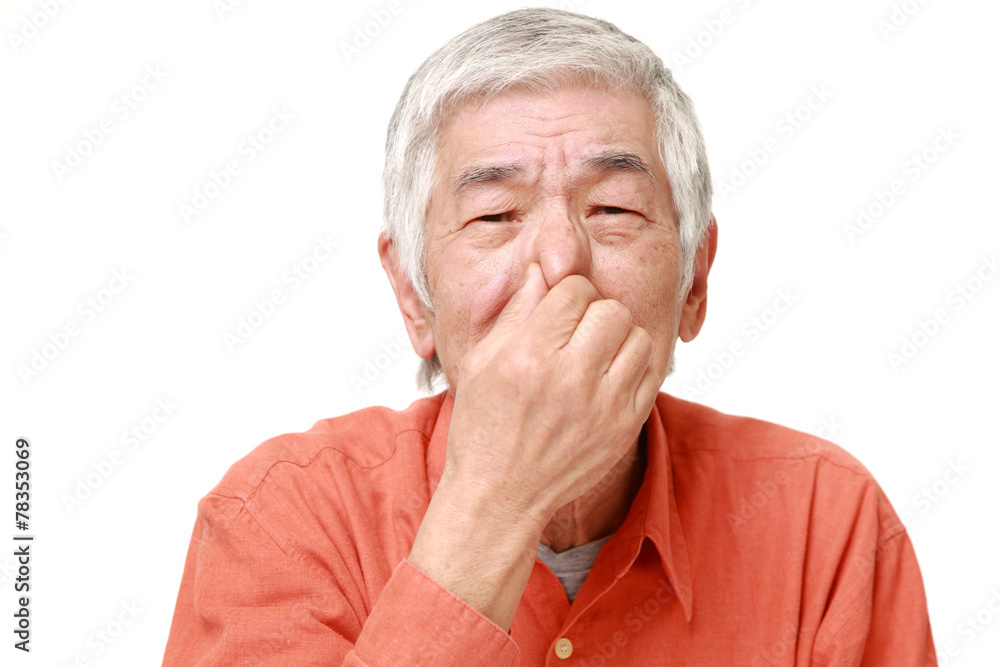 鼻をつまむ高齢者 鼻をつまむ高齢者