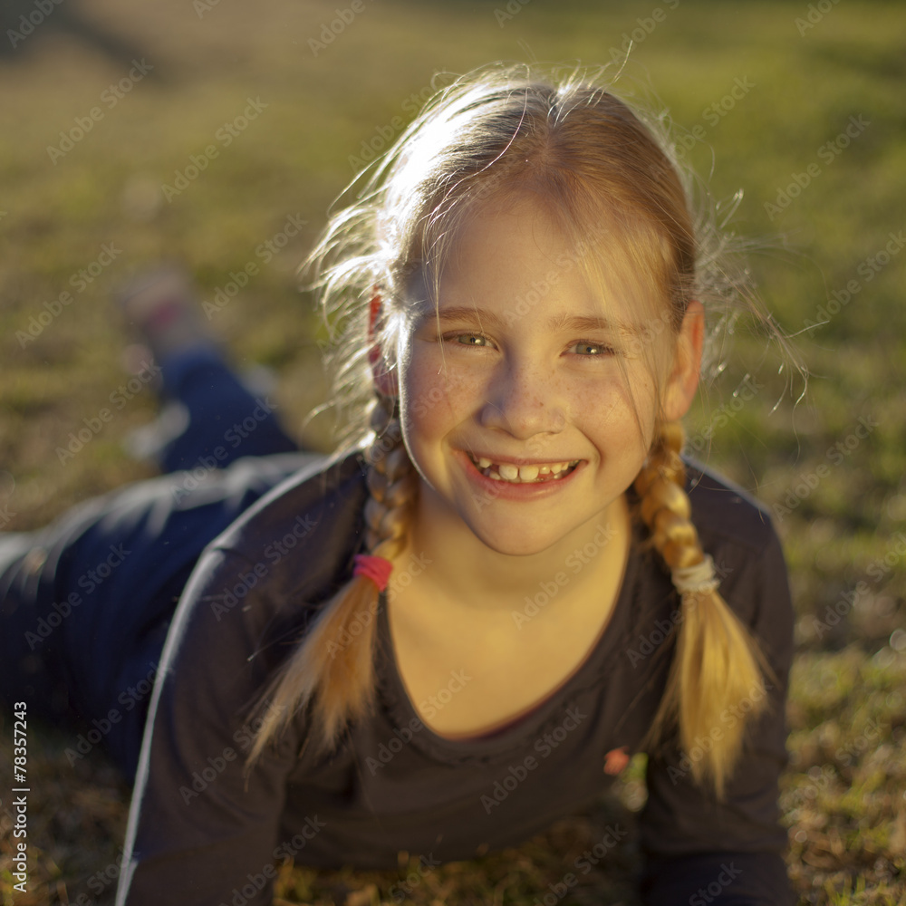 Retrato de niña rubia de ojos verdes con trenzas Stock Photo | Adobe Stock