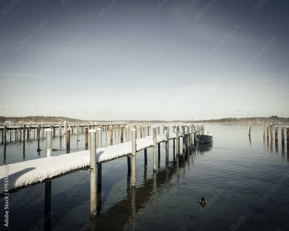 jetty on lake chiemsee, snow (186)