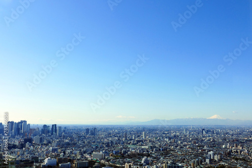 池袋から望む富士山と東京都心の街並 左に新宿高層ビル群 大空ver.