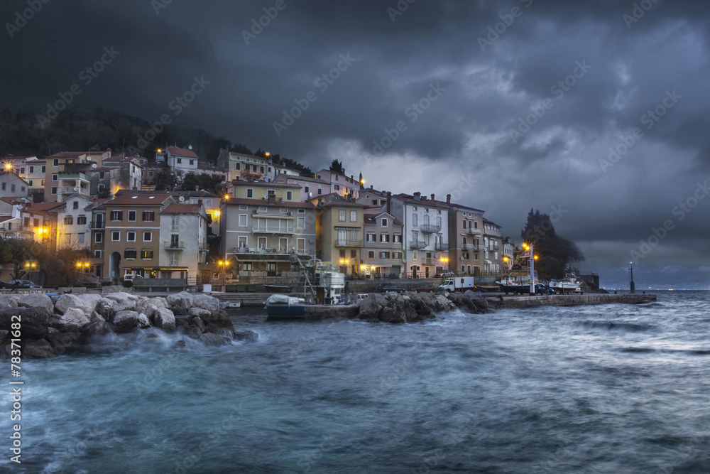 Coup de vent sur village de pêcheur Croatie