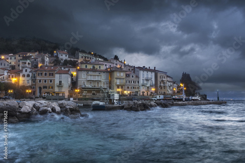 Coup de vent sur village de pêcheur Croatie photo