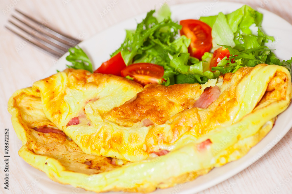 omelet with bacon and salad
