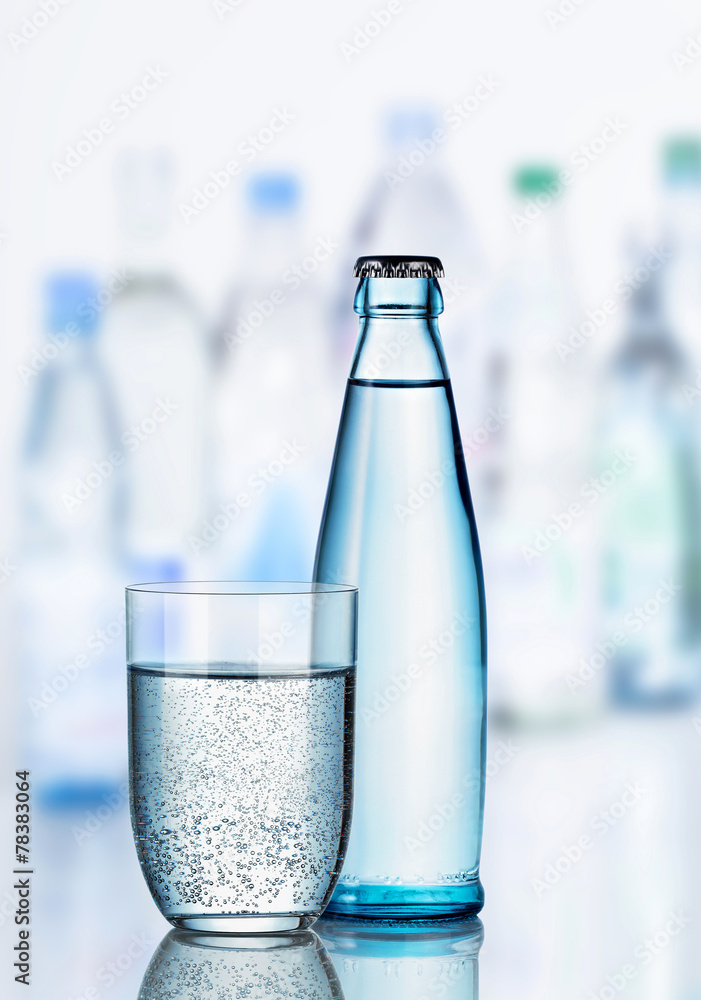 Mineralwasser mit Glas Mineralwasser mit Glas