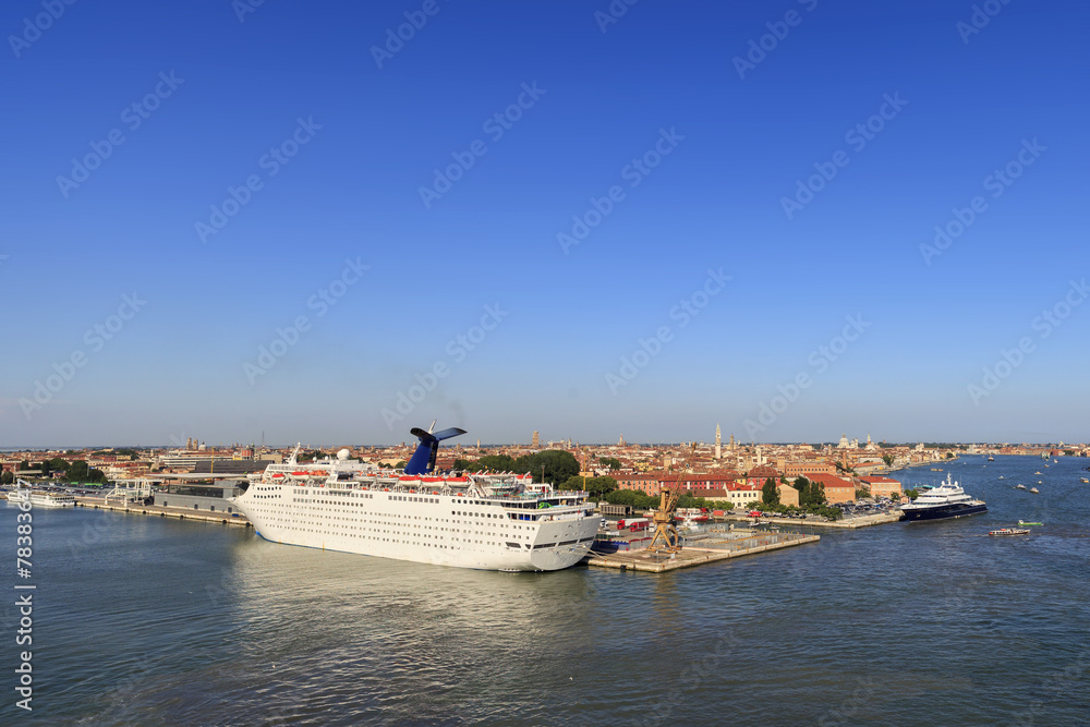 Venezia and the cruise ships