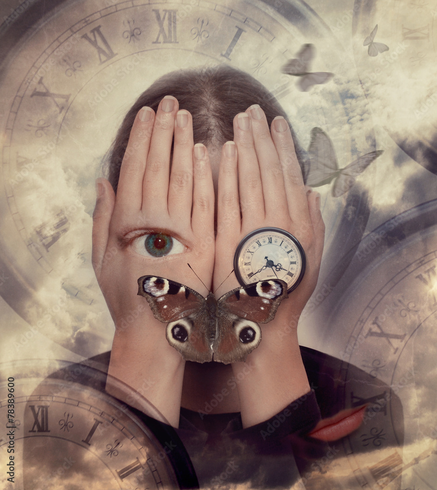 Fototapeta premium Kobieta z rękami na twarzy i symbolami: motyl, zegar. Surrealistyczne