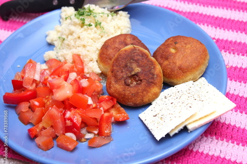 Köfte mit Salat und Bulgur photo