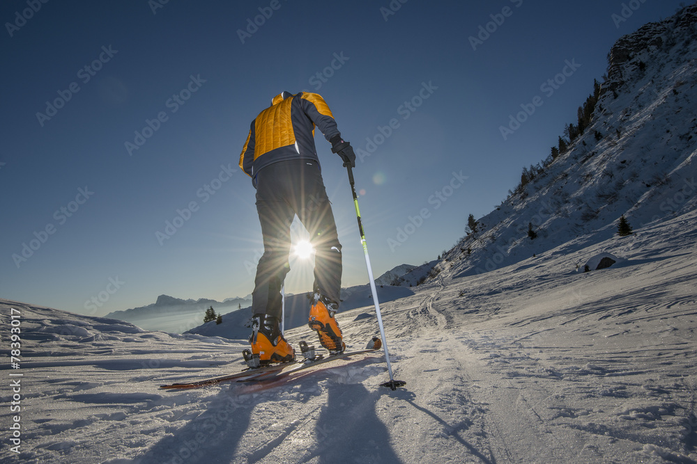 Scialpinista all'alba verso la vetta