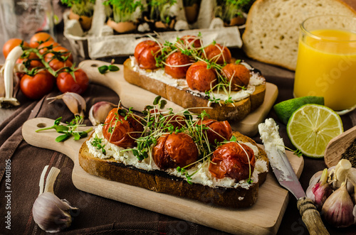 Obraz na płótnie Roasted Cherry Tomato Sauce and Ricotta on Toast w salonie
