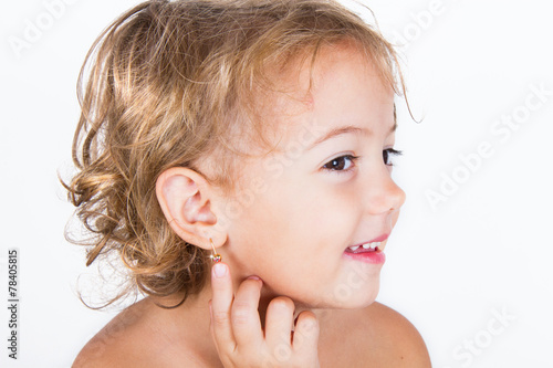bambina con orecchino photo