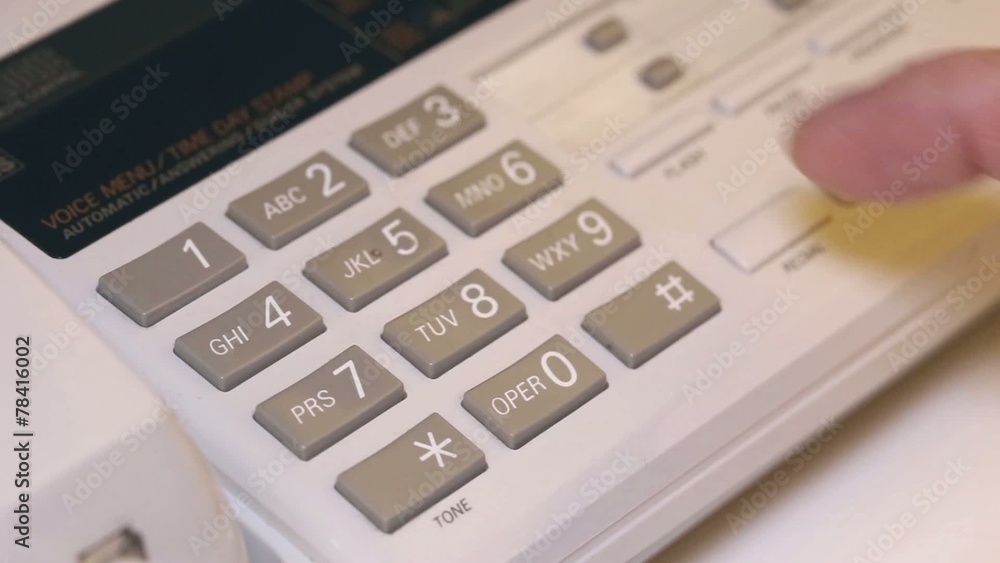 Weibliche hand wählt eine Telefonnummer Weibliche hand wählt eine Telefonnummer