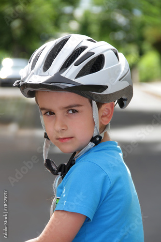 Junge mit Fahrradhelm