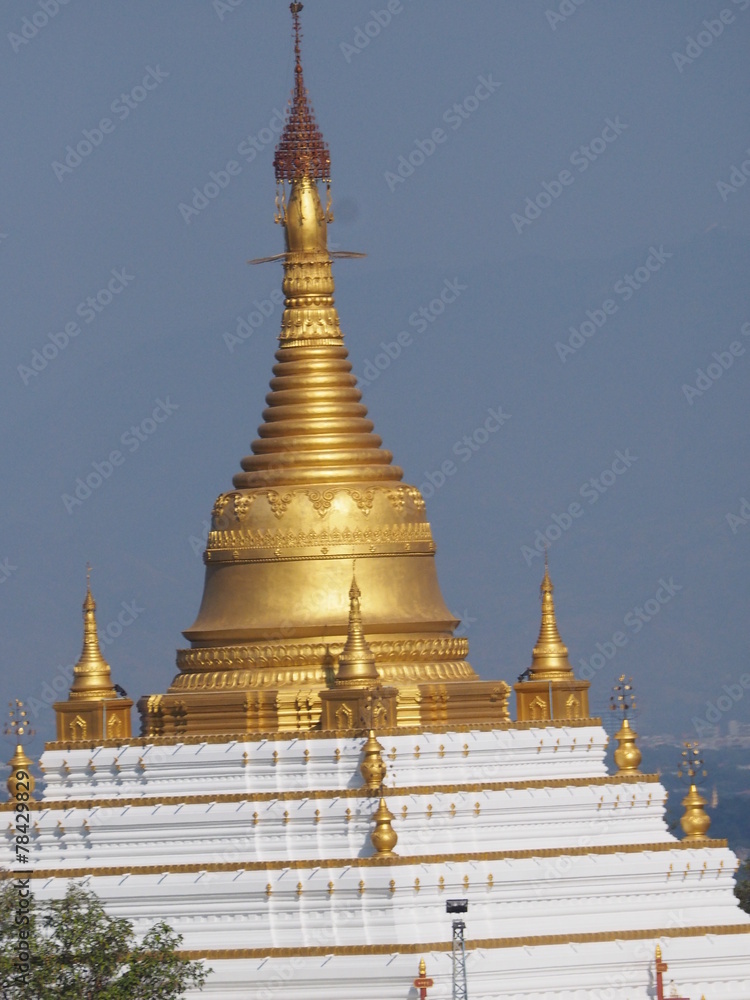 Pagodas budistas en Sagaing, Mandalay (Myanmar)