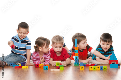 Fototapeta samoprzylepna Pięcioro dzieci w przedszkolu