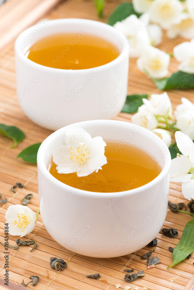 green tea with jasmine in white pialas green tea with jasmine in white pialas