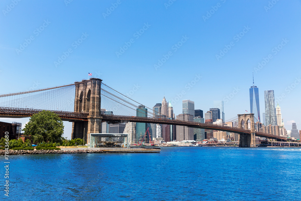 Naklejka premium Brooklyn Bridge i Manhattan skyline New York