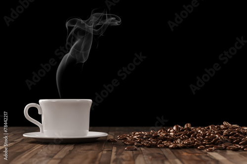 Frischer dampfender Kaffee in Tasse