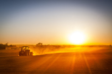 Acrylglasbilder Traktor Landwirt bereitet Frühlingsfeld mit Traktor  © allouphoto