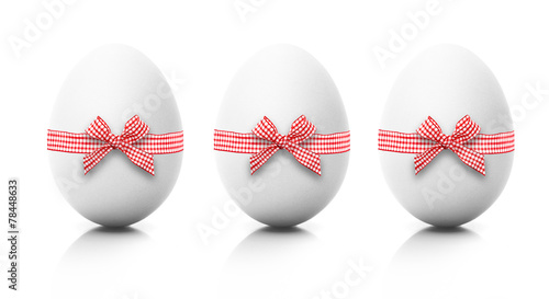 Drei Eier mit Roter Schleife