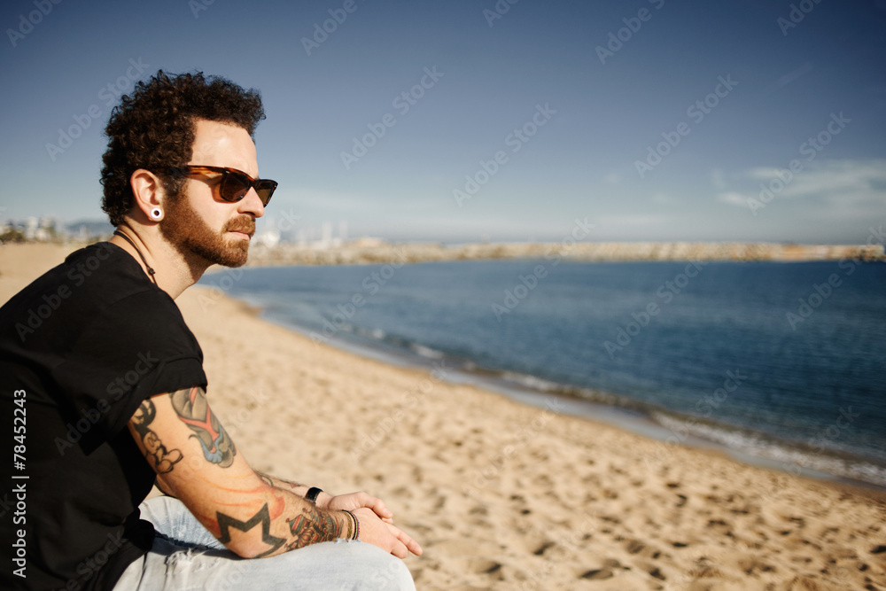 © wayhome.studio - Сlose up portrait man in sunglasses sitting in beach in spring