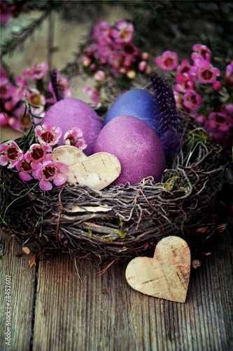 Osternest mit gefärbten Eie...