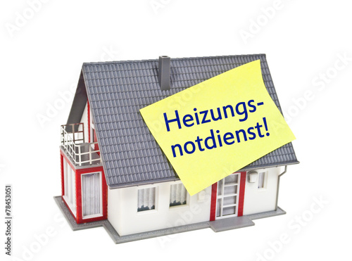 Haus mit Zettel und Heizungsnotdienst photo