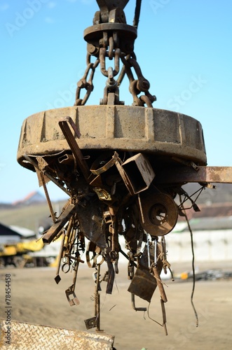 Electromagnetic pull scrap metal